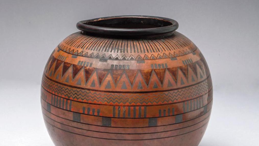 Jean Dunand (1877-1942), vers 1925, vase boule dit «cache-pot boule», épreuve en... Le cuivre et l’argent par Jean Dunand