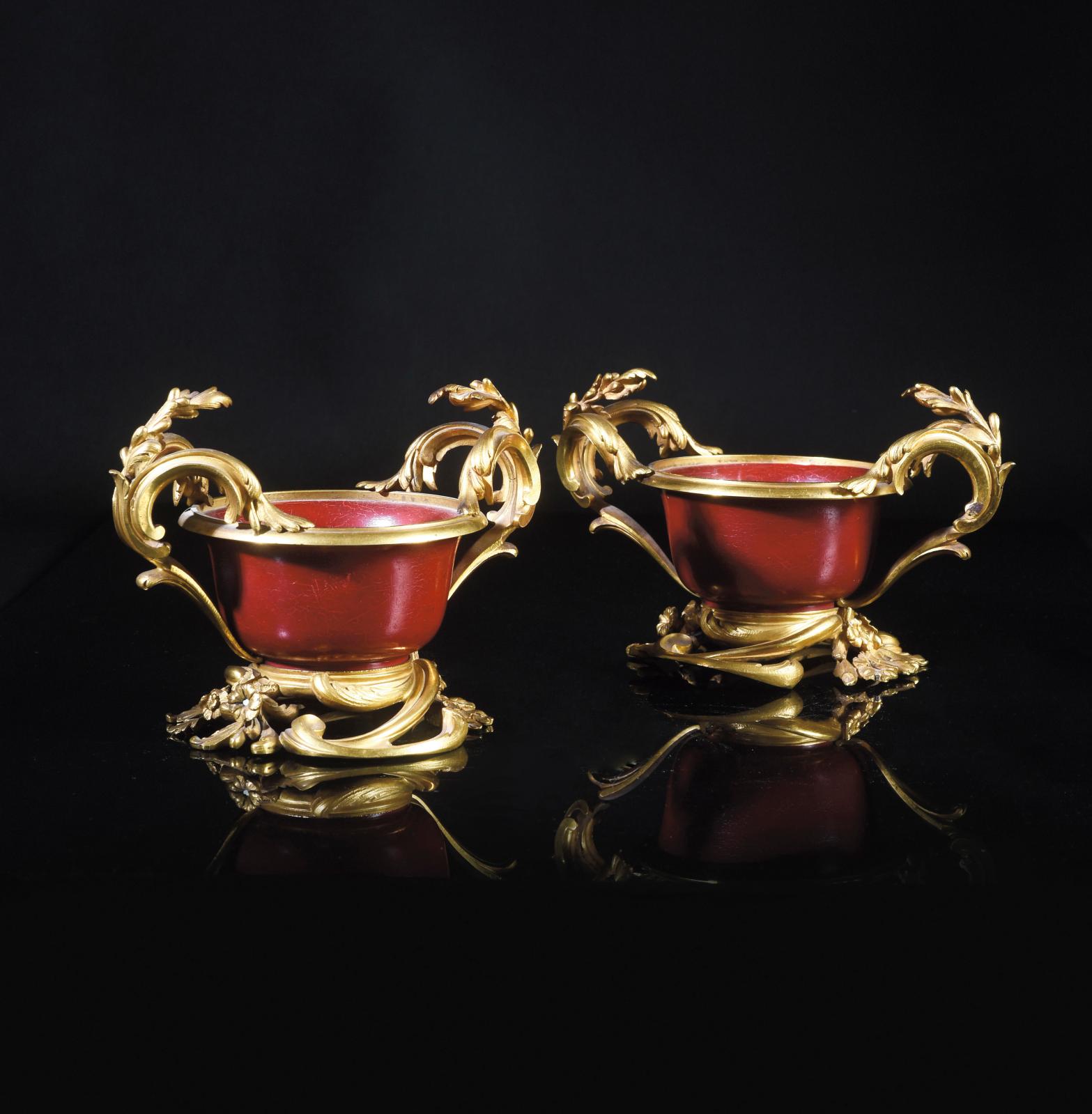 Attribuée à Étienne-Simon Martin (?-1770), vers 1740-1750, paire de coupes en carton recouvert de laque rouge, riche monture en bronze cis