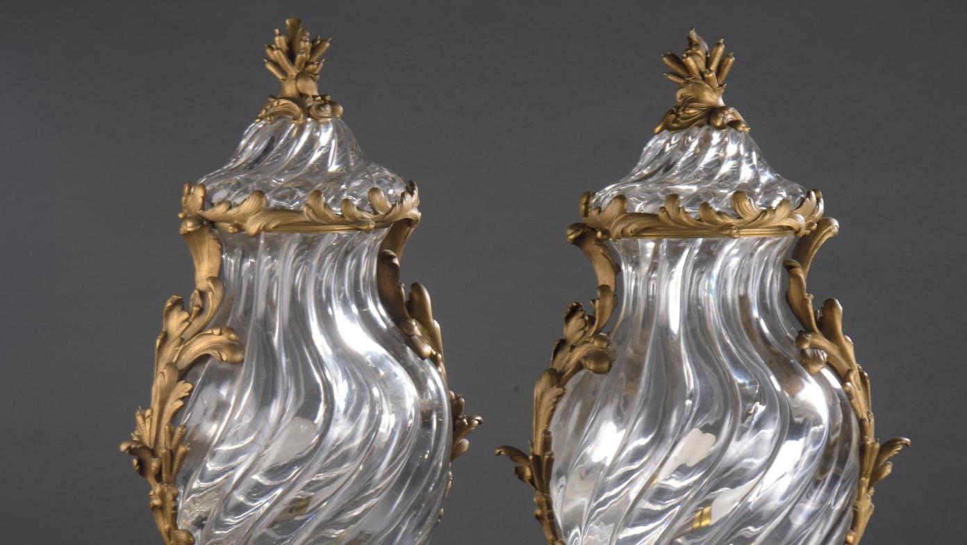 Cristallerie de Baccarat, fin du XIXe siècle. Paire d’urnes couvertes de forme balustre... Des urnes baroques réinterprétées par Baccarat