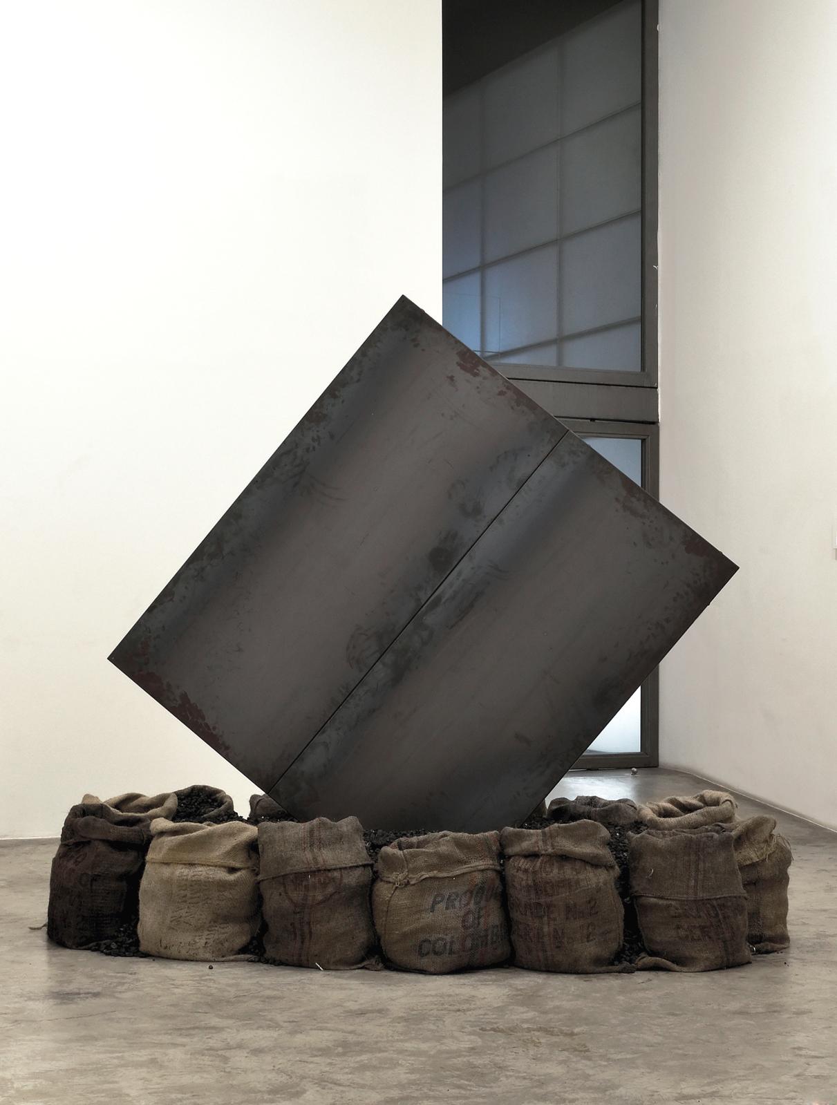 Jannis Kounellis (1936-2017), Untitled, 1993, charbon dans des sacs en toile de jute et tôle d’acier, 270 x (diam.) 250 cm. Vue de l’insta