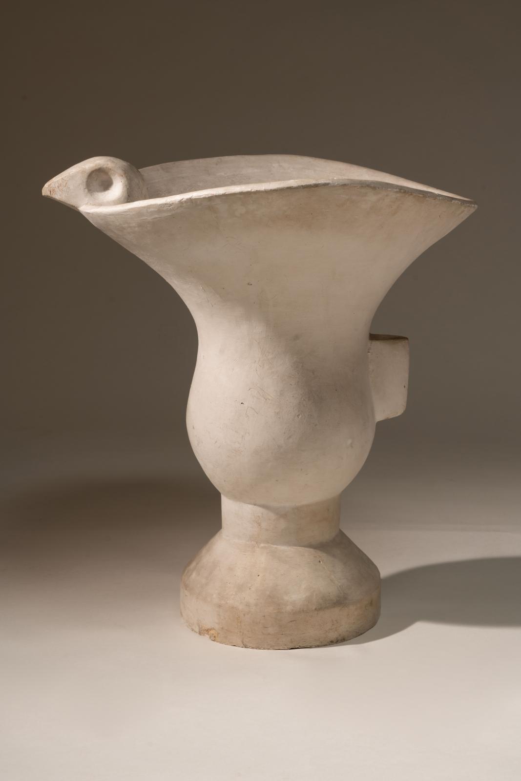 Alberto Giacometti, Vase à l’oiseau, plâtre blanc, vers 1930 © Succession Giacometti / ADAGP, Paris, 2022 PHOTO ARC EN SEINE
