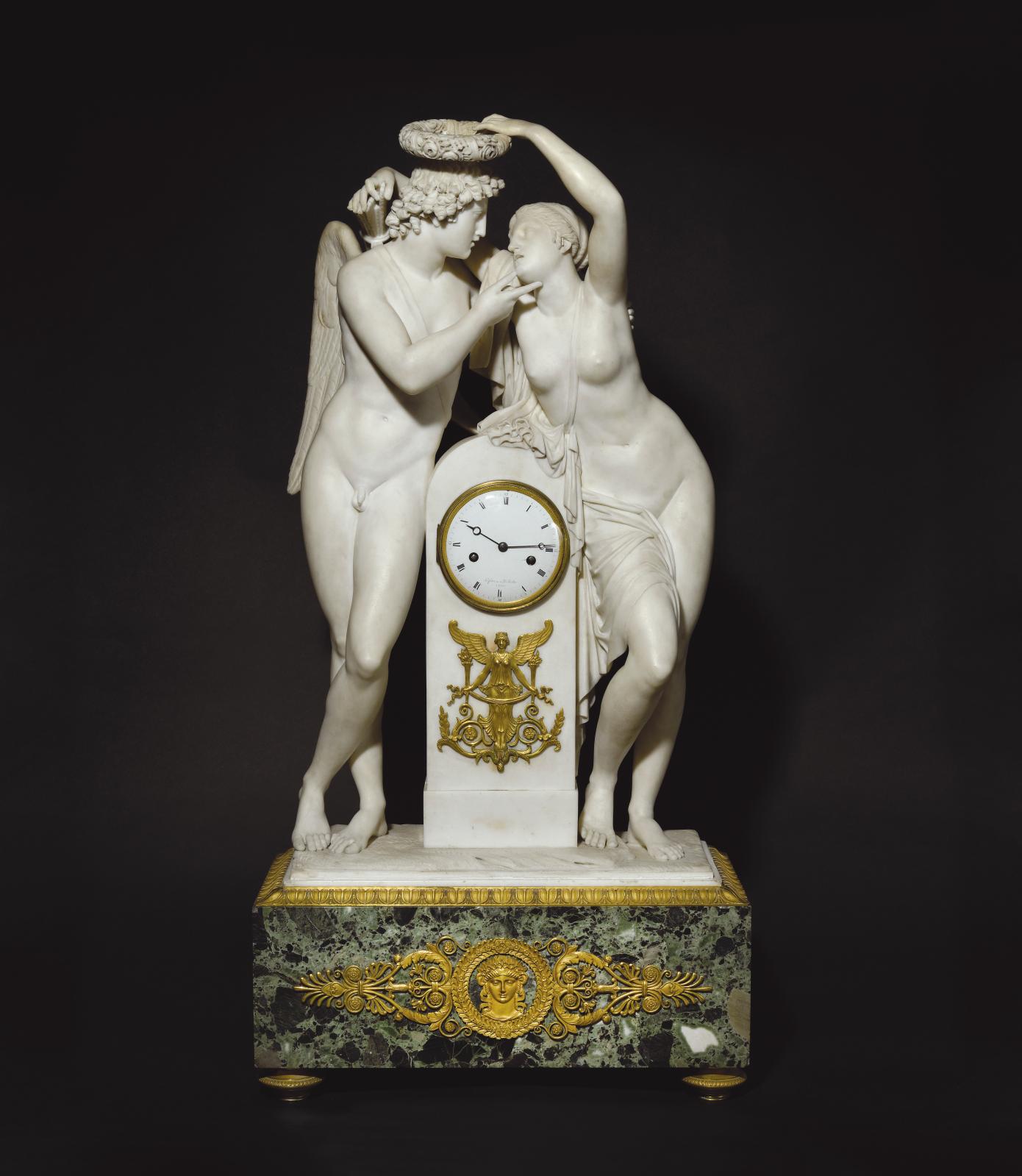 Époque Empire, pendule en marbre blanc, bronze doré et marbre vert de mer représentant le Couronnement de l’Amour ou L’Amour et Psyché d’a