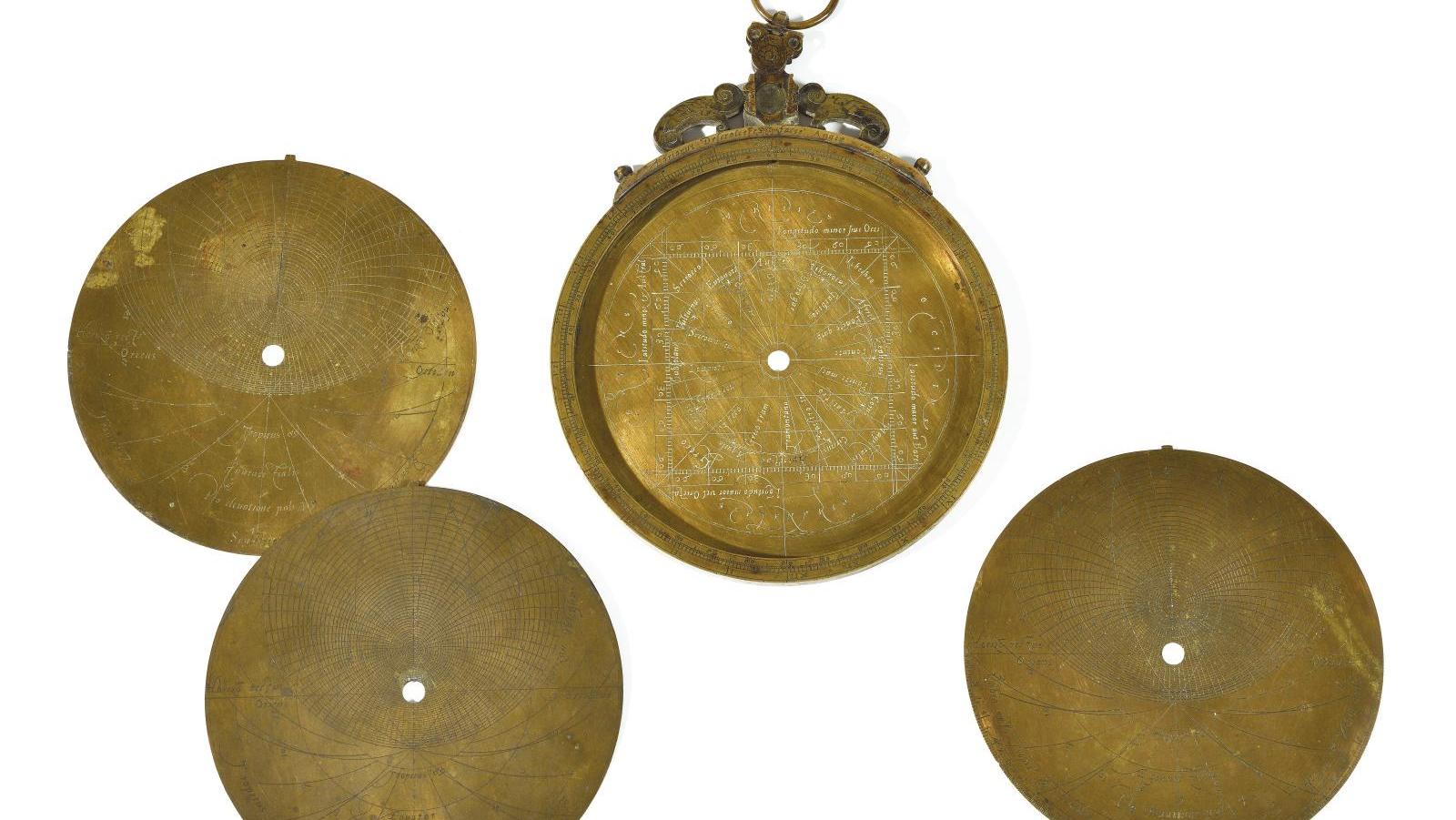 Angers, Adrien Descrolières (actif entre 1571 et 1580), astrolabe en laiton gravé,... Un astrolabe angevin au firmament