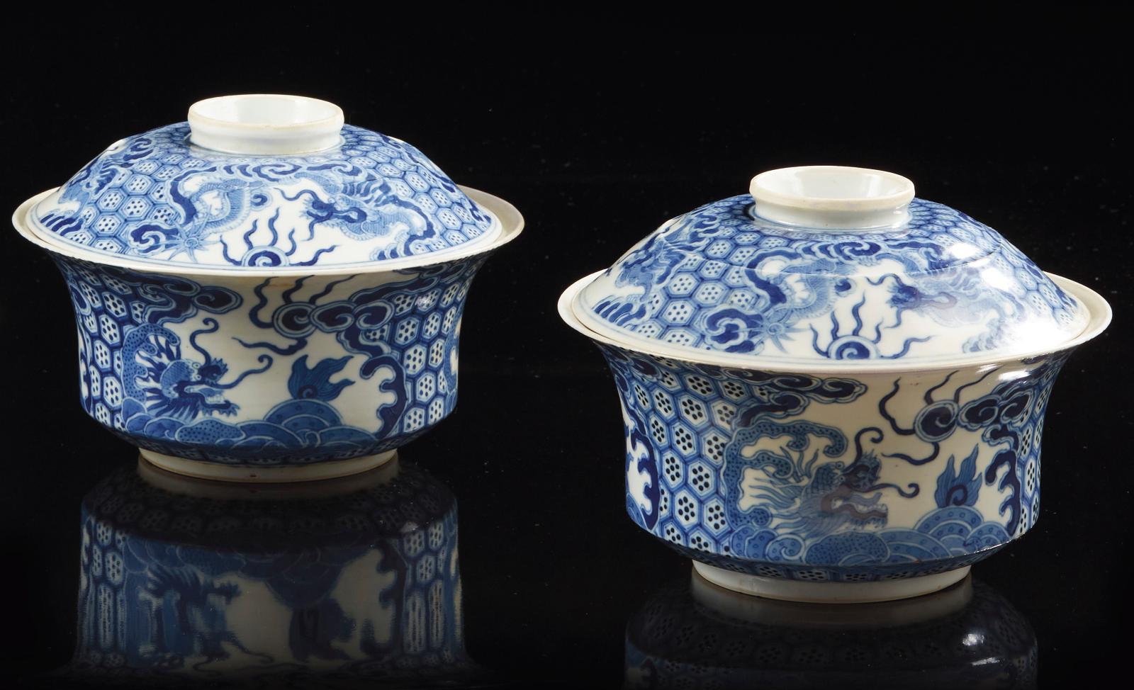Chine pour le Vietnam, période Thieu Tri (1840-1847). Deux grands bols couverts en porcelaine décorée en bleu sous couverte sur la paroi e