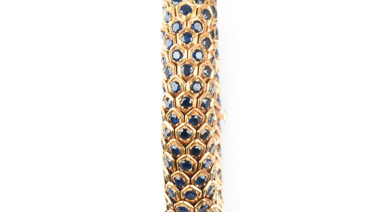 René Boivin, vers 1960. Paire de bracelets en or jaune pouvant former collier, modèle... René Boivin en mode « Nid d’abeilles » et « Passementerie »