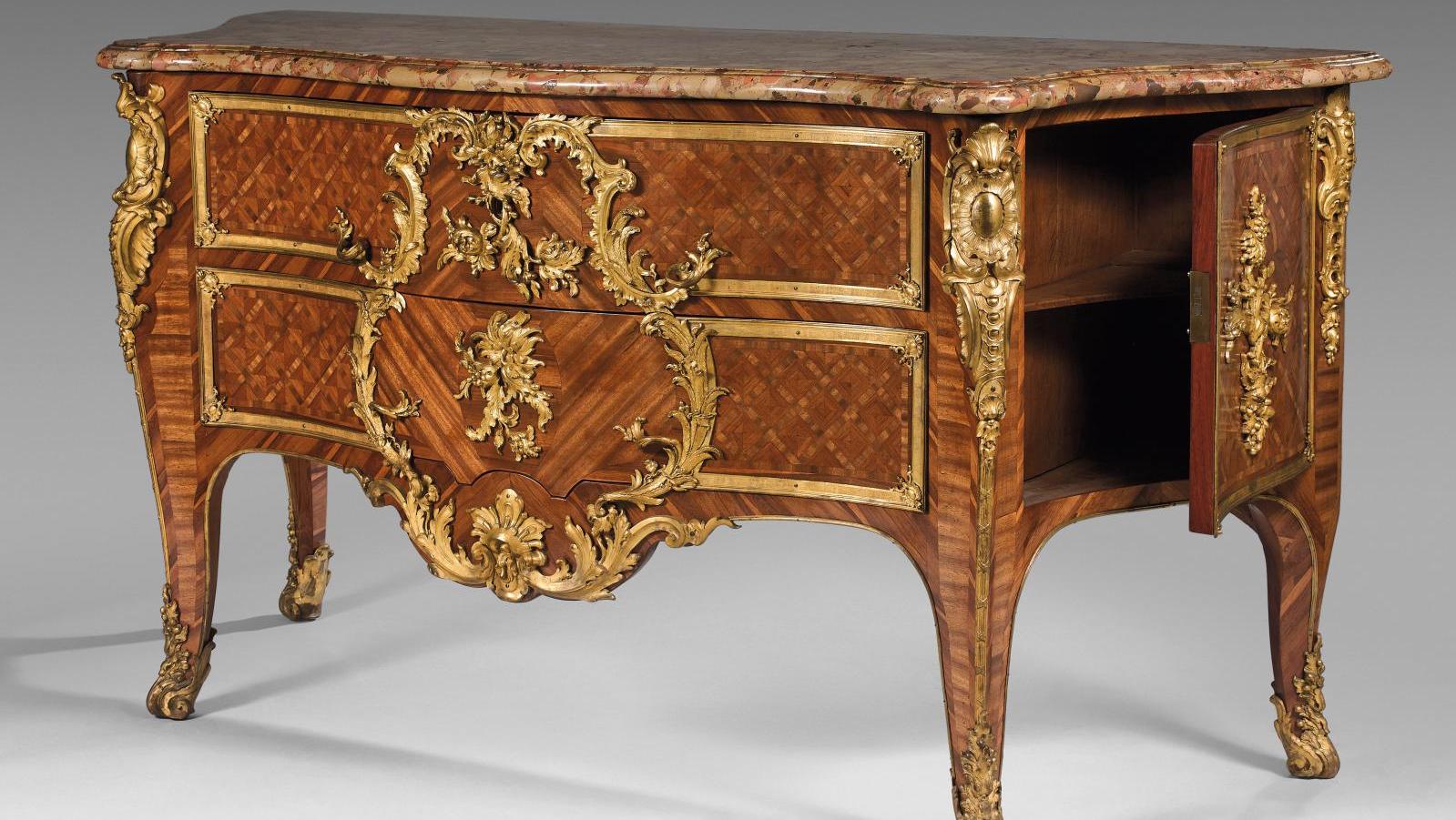 Mathieu Criaerd (1689–1776), Louis XV period, chest of drawers with doors opening... Success for this 