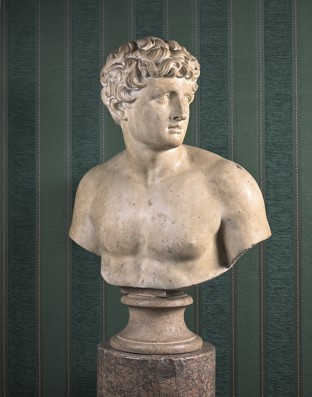 A white marble bust (h. 76 cm/29.92 in with pedestal) after an ancient model achieved the widest gap between its estimate, €3,000/4,000, a