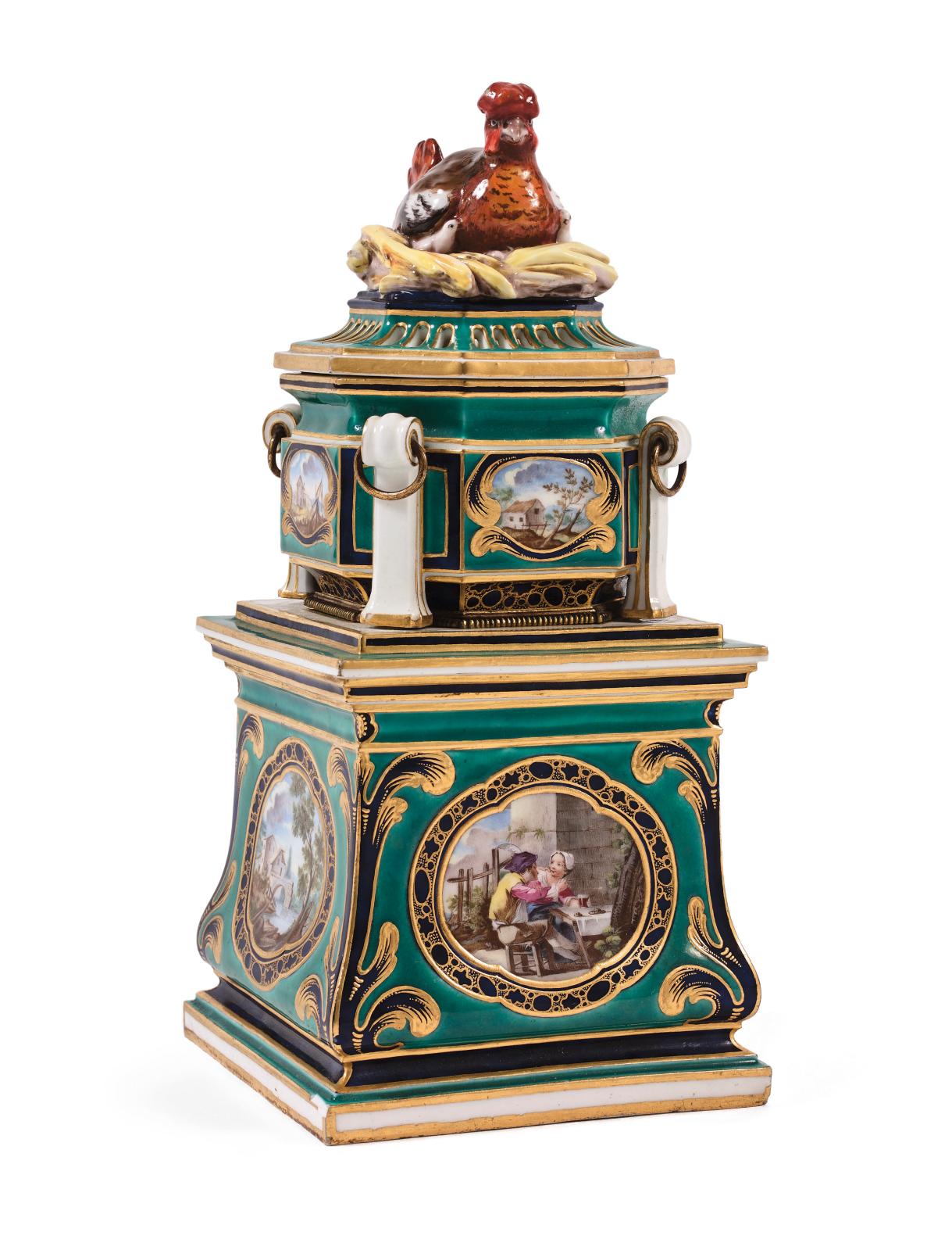 Trois autres veilleuses en porcelaine de Sèvres, d’un modèle proche, sont connus – dont l’une à la Wallace Collection (Londres), une autre