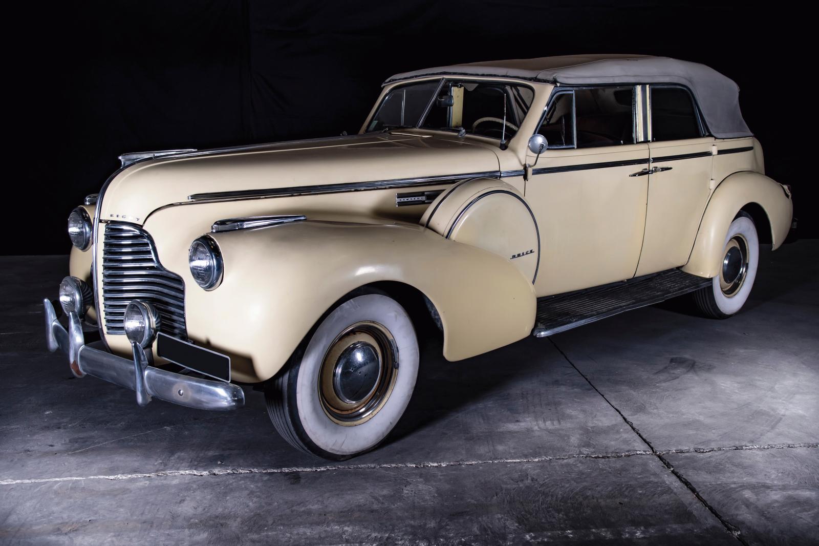 Buick Super Eight, mise en circulation le 1er janvier 1940, moteur huit cylindres en ligne de 5,4 l. Estimation : 60 000/90 000 € 