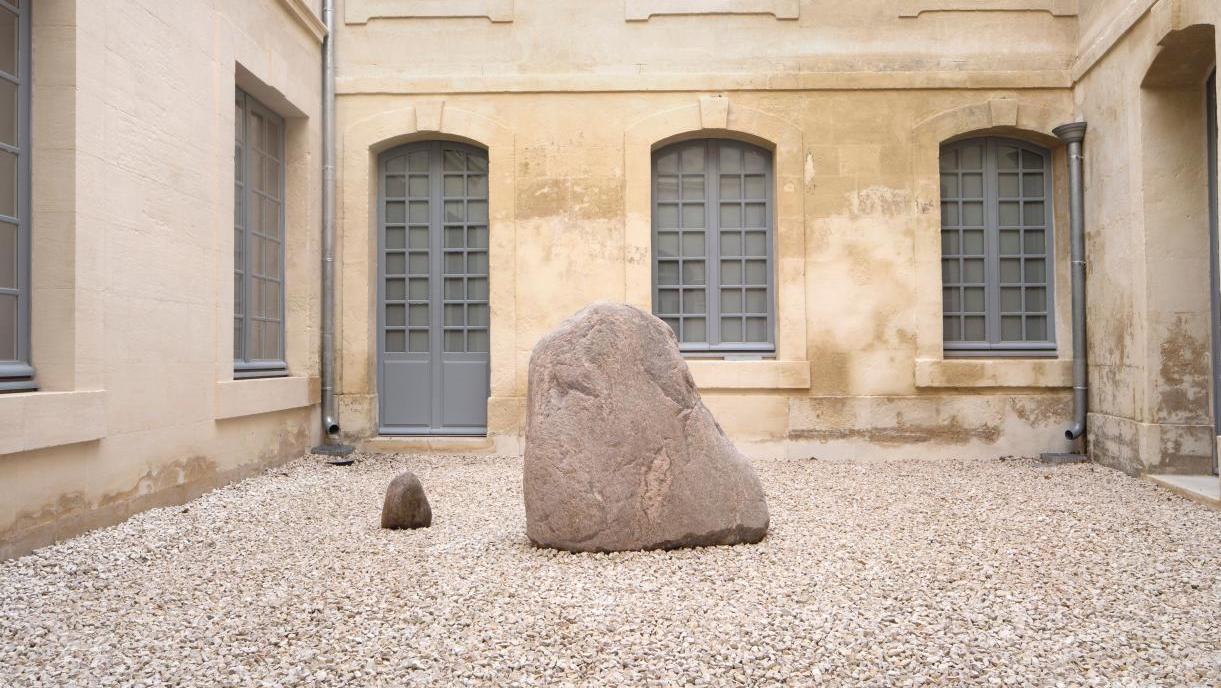 Lee Ufan (né en 1936), Relatum-Fontaine en pierre. © Adagp Lee Ufan, photo archives... Lee Ufan dans la cité arlésienne