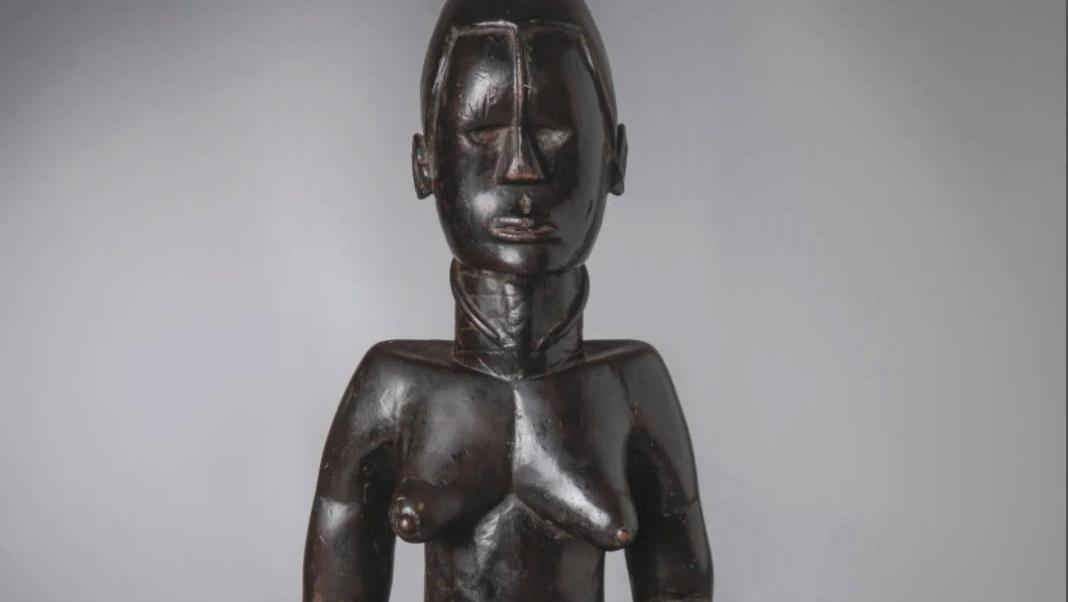 Côte d’Ivoire, avant 1940. Statuette féminine bété en bois, h. 66 cm. Estimation :... Une statuette bété de Côte d’Ivoire 