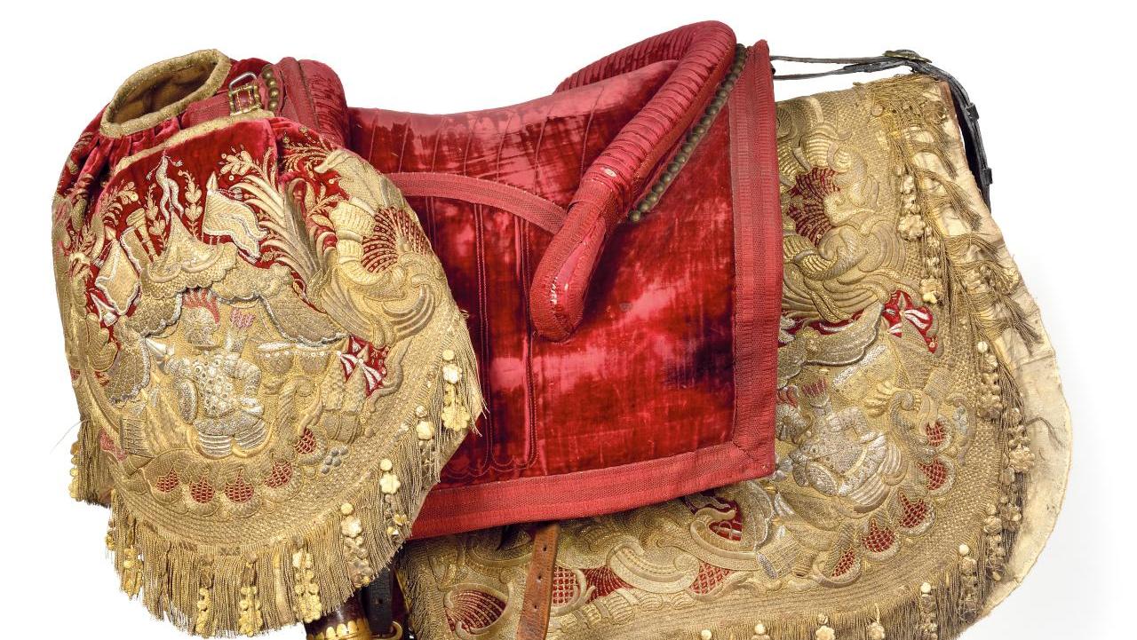 XVIIIe siècle, selle «à la royale» de parade, couverte de velours rouge brodé de... L’équitation, une passion de collectionneur