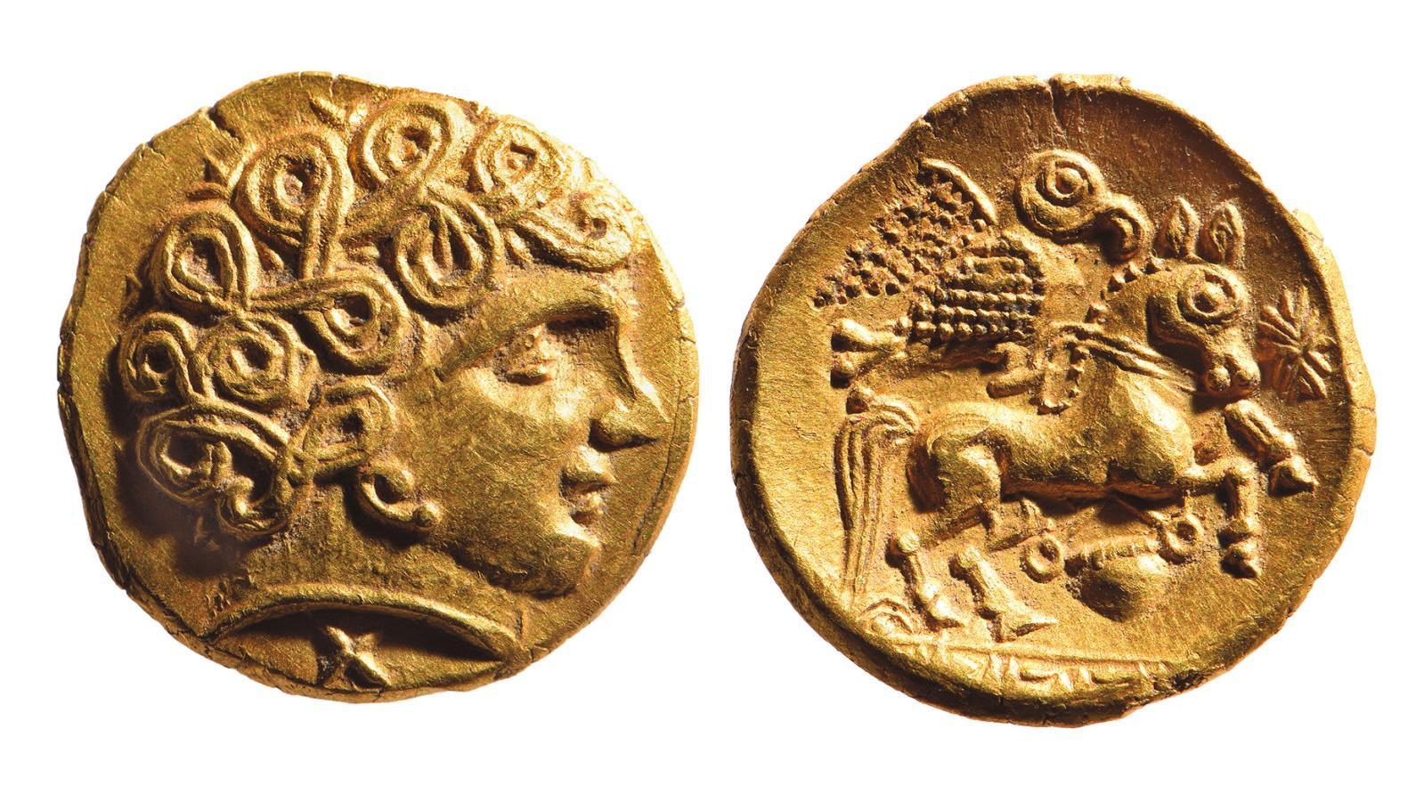 Gaule, Normandie (IIIe siècle av. J.-C.). Quart de statère d’or (2,02 g) à l’oiseau... Statères et tétradrachmes, de la Gaule à la Grèce 