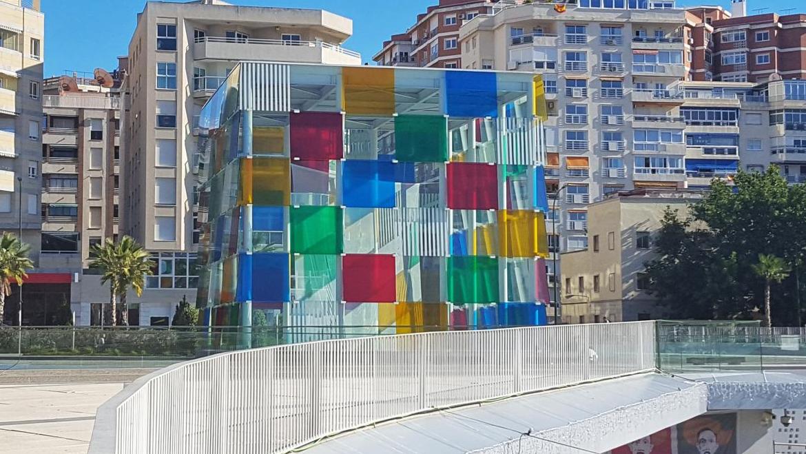 Vue du Cubo décoré par Daniel Buren, Centre Pompidou Málaga. Quand le Centre Pompidou s’internationalise