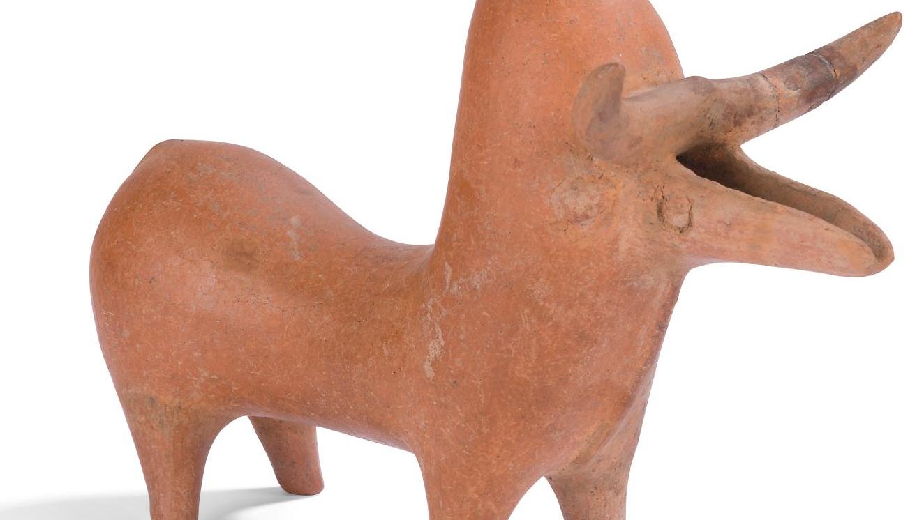 Culture amlash, nord-ouest de l’Iran, vers 1400-1100 av. J.-C. Vase en forme de taureau... Taureau d’Amlash : Intemporel...