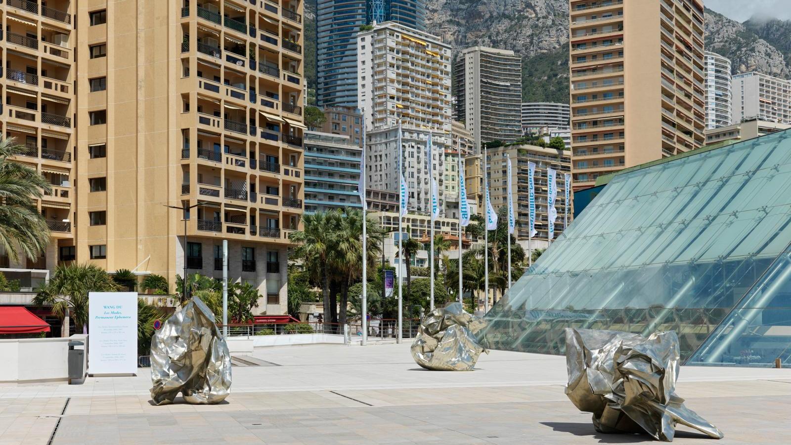 Esplanade du Grimaldi Forum Monaco, œuvres de Wang Du.Courtesy of Laurent Godin.... La foire artmonte-carlo inaugure la saison estivale à Monaco 