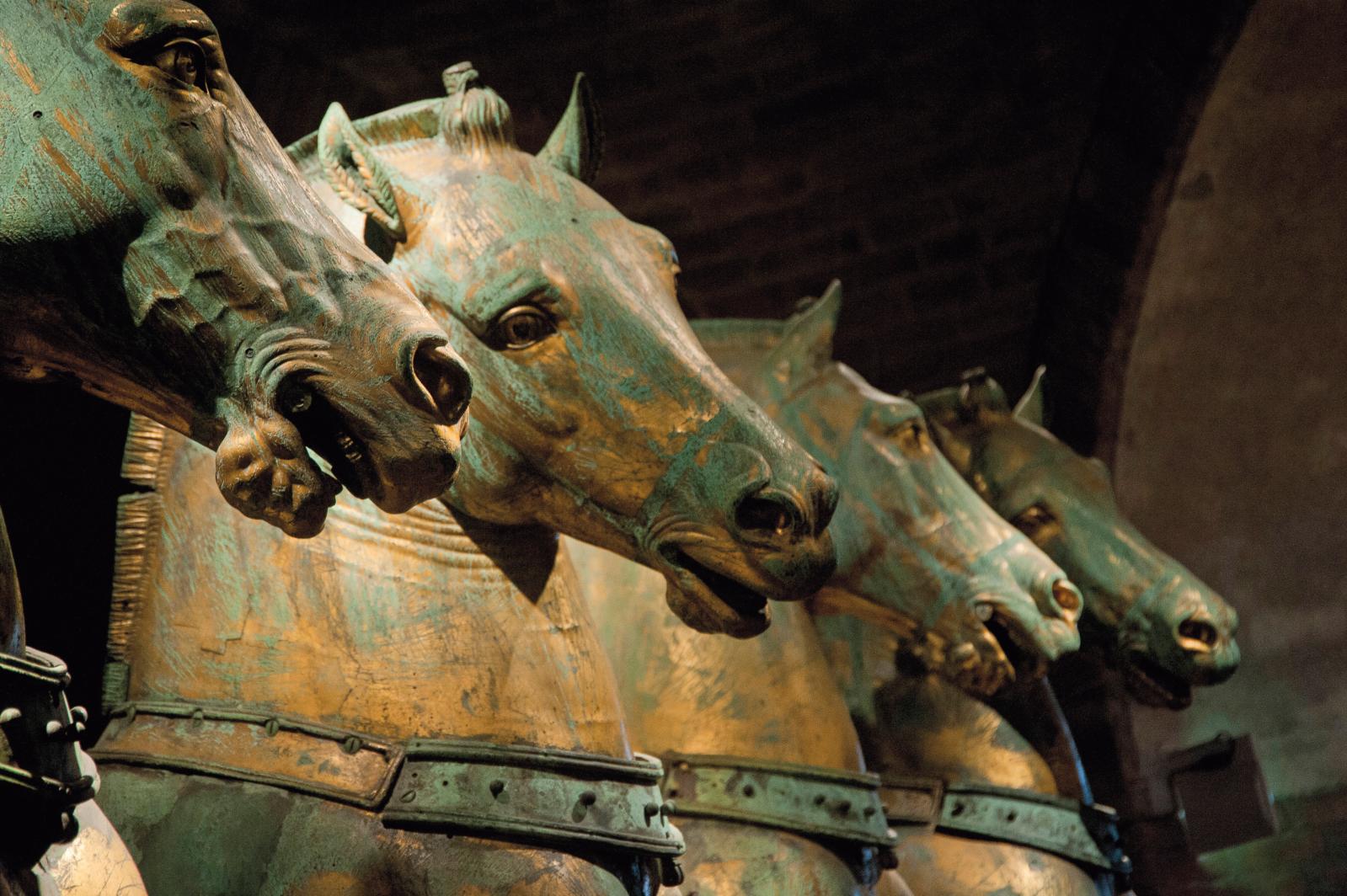 Chevaux antiques en bronze du quadrige de saint Marc, Venise. Restauration financée par le Groupe de jeunes du Comité français pour la sau