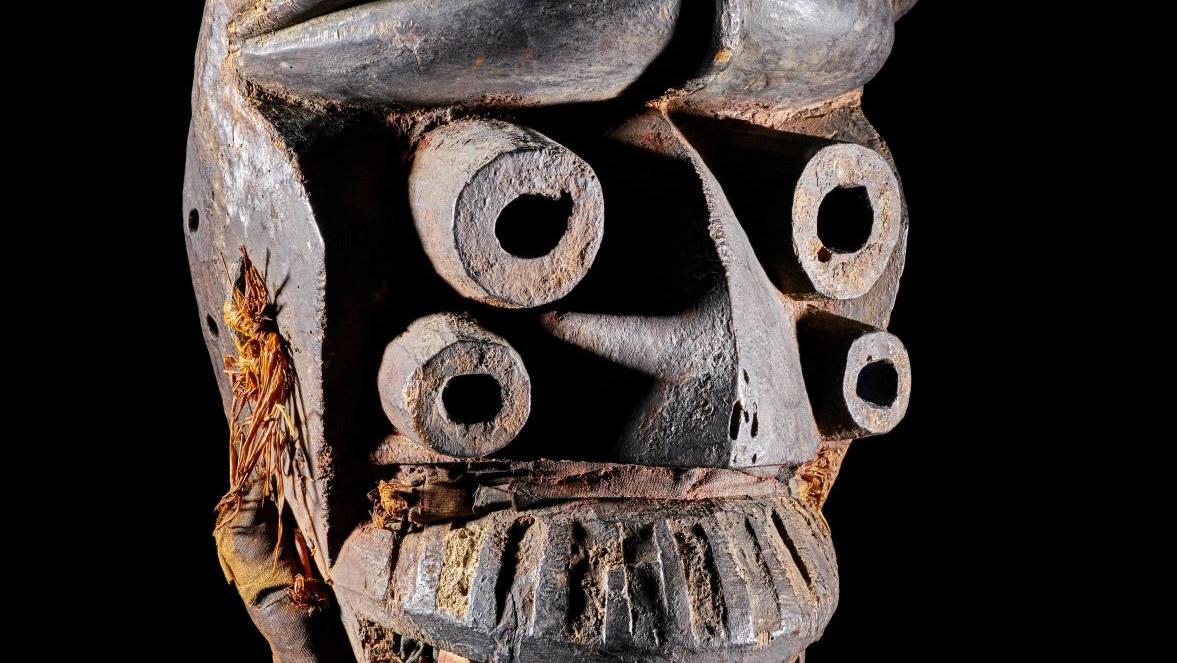 Masque du Liberia, région côtière wobe, fin XIXe-début XXe siècle, bois, peau, fer,... Extases africaines à Daoulas
