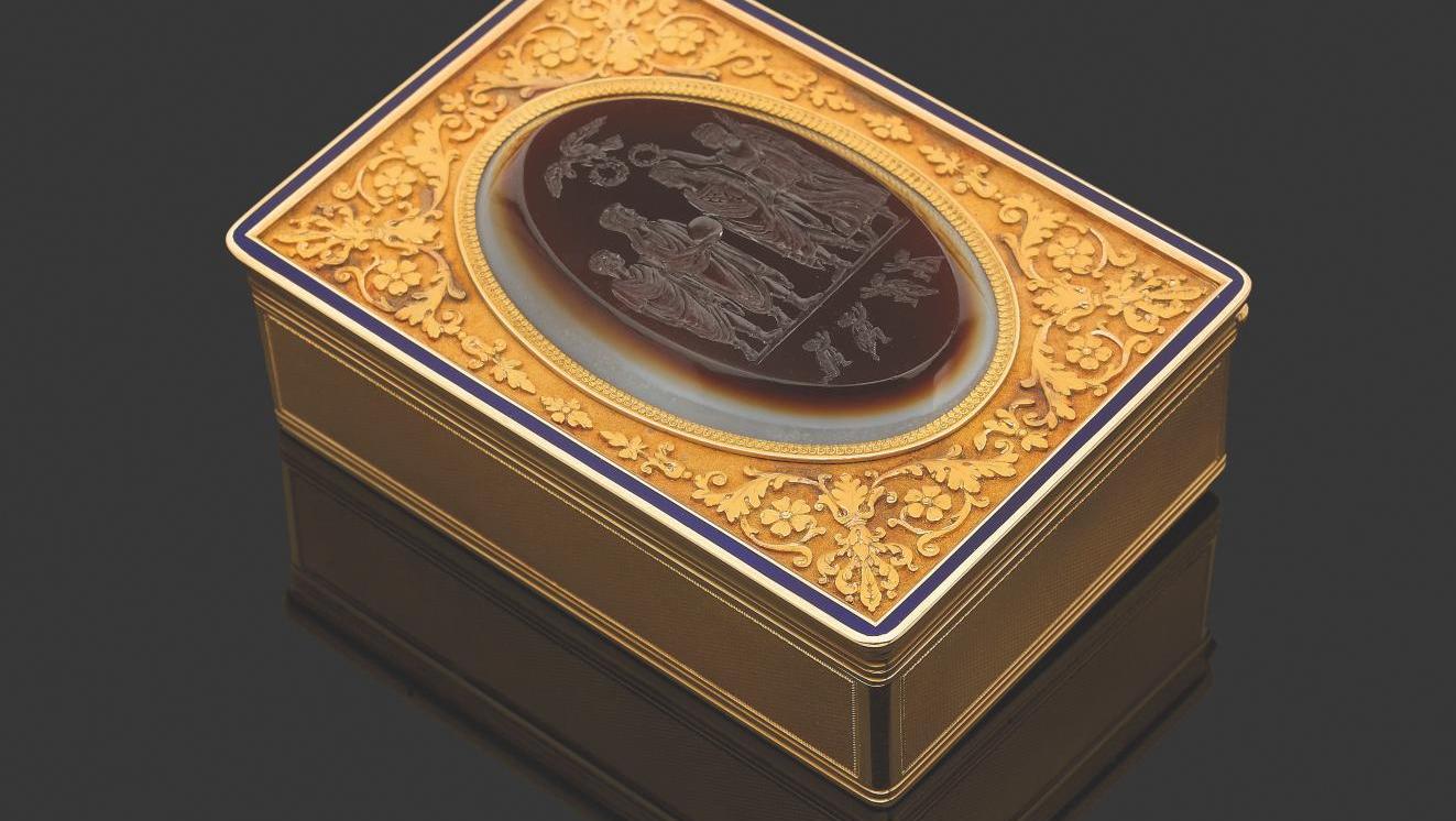 Tabatière en or, couvercle incrusté d’une intaille ovale sur agate d’époque néoclassique... Camés et intailles : les prix de l’art de la glyptique
