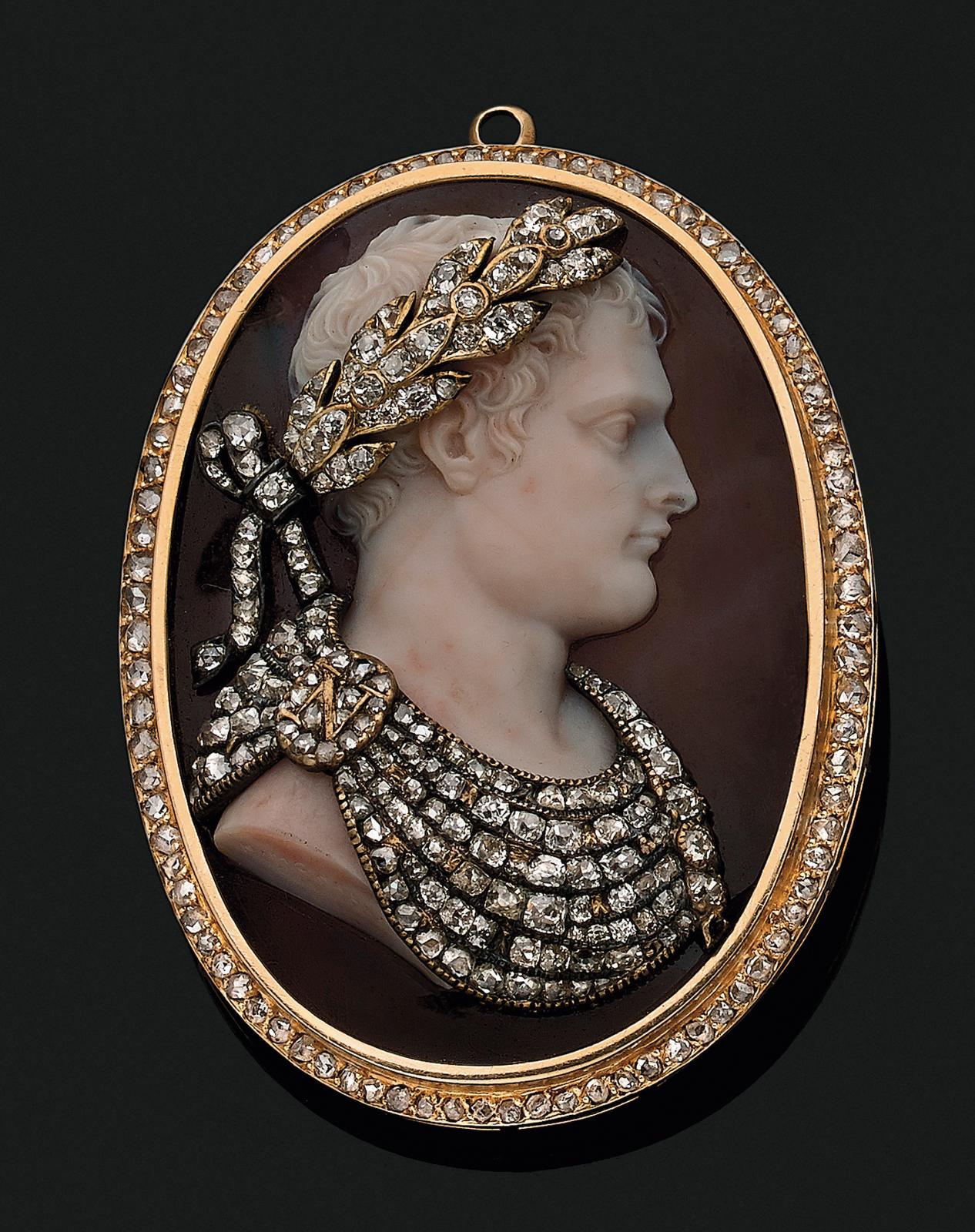Nicola Morelli (1771-1838), médaillon de cou adapté en broche, orné d’un camée sur agate à deux couches représentant l’empereur Napoléon I