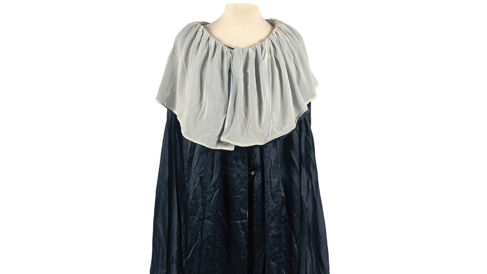 87 500 €Paul Poiret (1879-1944), manteau du soir «Willette» en satin noir doublé... Cote : Pierrot