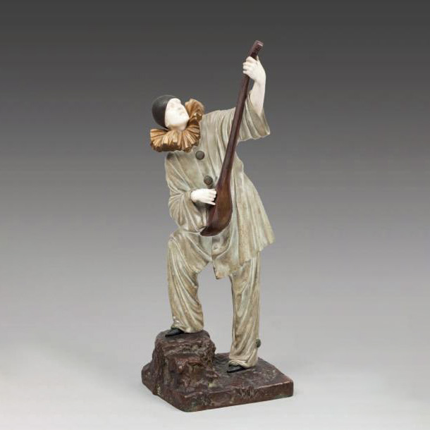 6 250 €Demeter H. Chiparus (1888-1950), Pierrot à la mandoline, sculpture en bronze et ivoire, signée, h. : 41,5 cm. Drouot, 1er juin 2012