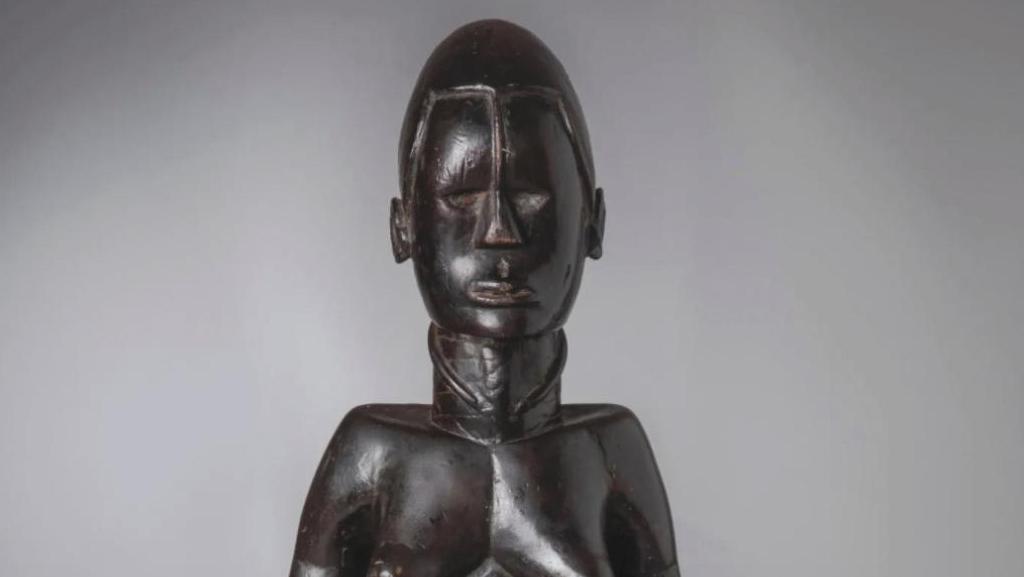 Côte d’Ivoire, avant 1940. Statuette féminine bété en bois, h. 66 cm. Adjugé : 6... Une figure féminine de l’art bété