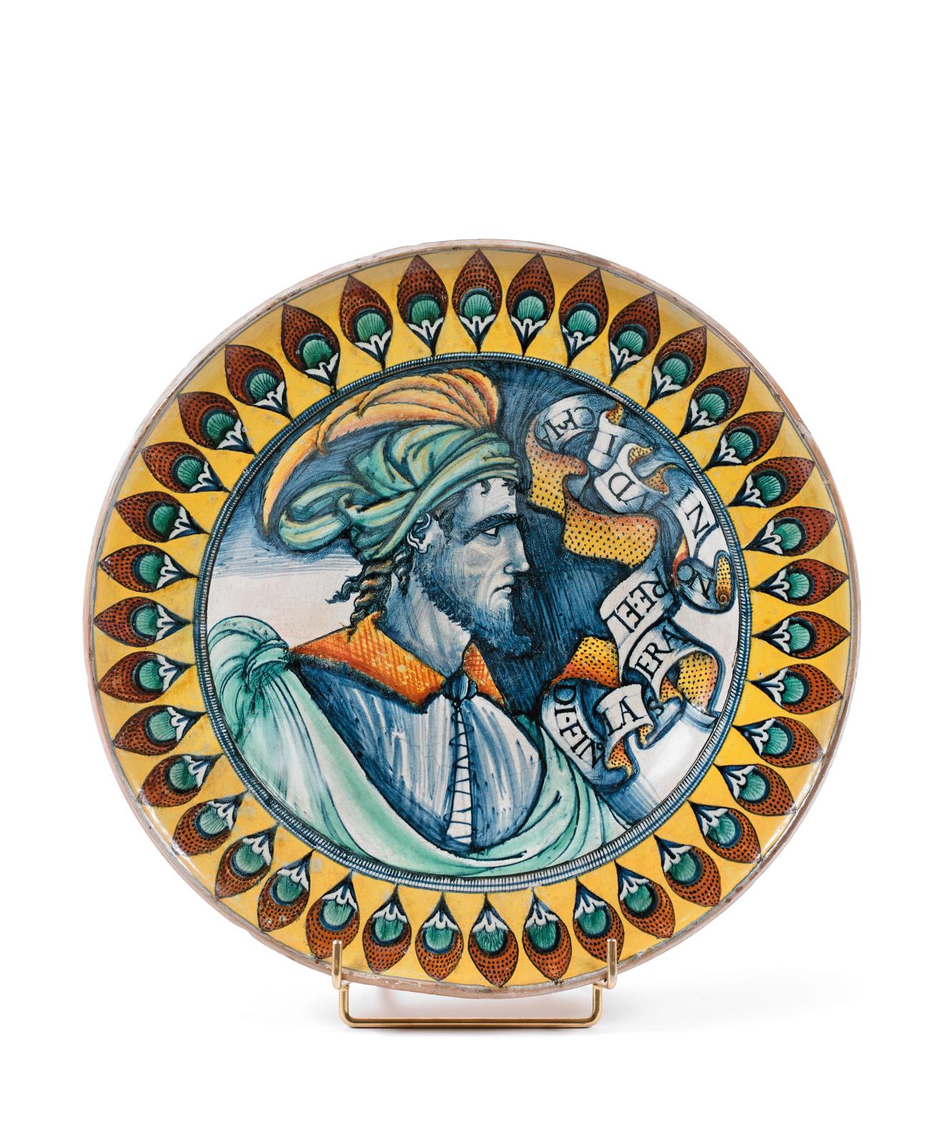 Ce plat rond en majolique (diam. 48 cm), à décor polychrome d’un buste d’homme de profil portant une coiffe ornée de plumes, obtenait 152 