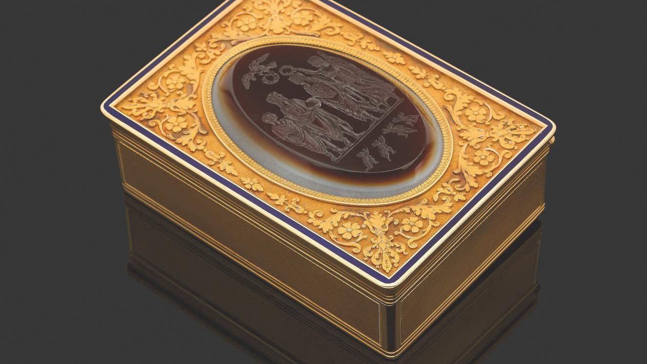 Gold snuffbox, lid inlaid with a neo-classical oval intaglio on agate probably depicting... Cameos and Intaglios: The Glyptic Arts