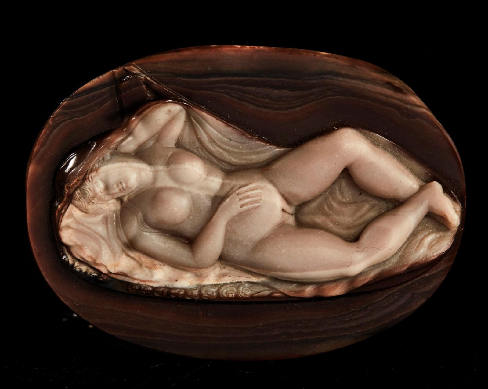 Prague, attributed to Ottavio Miseroni (1567-1624), c. 1600, double-layered oval agate cameo depicting a sleeping nymph lying on drapery, 
