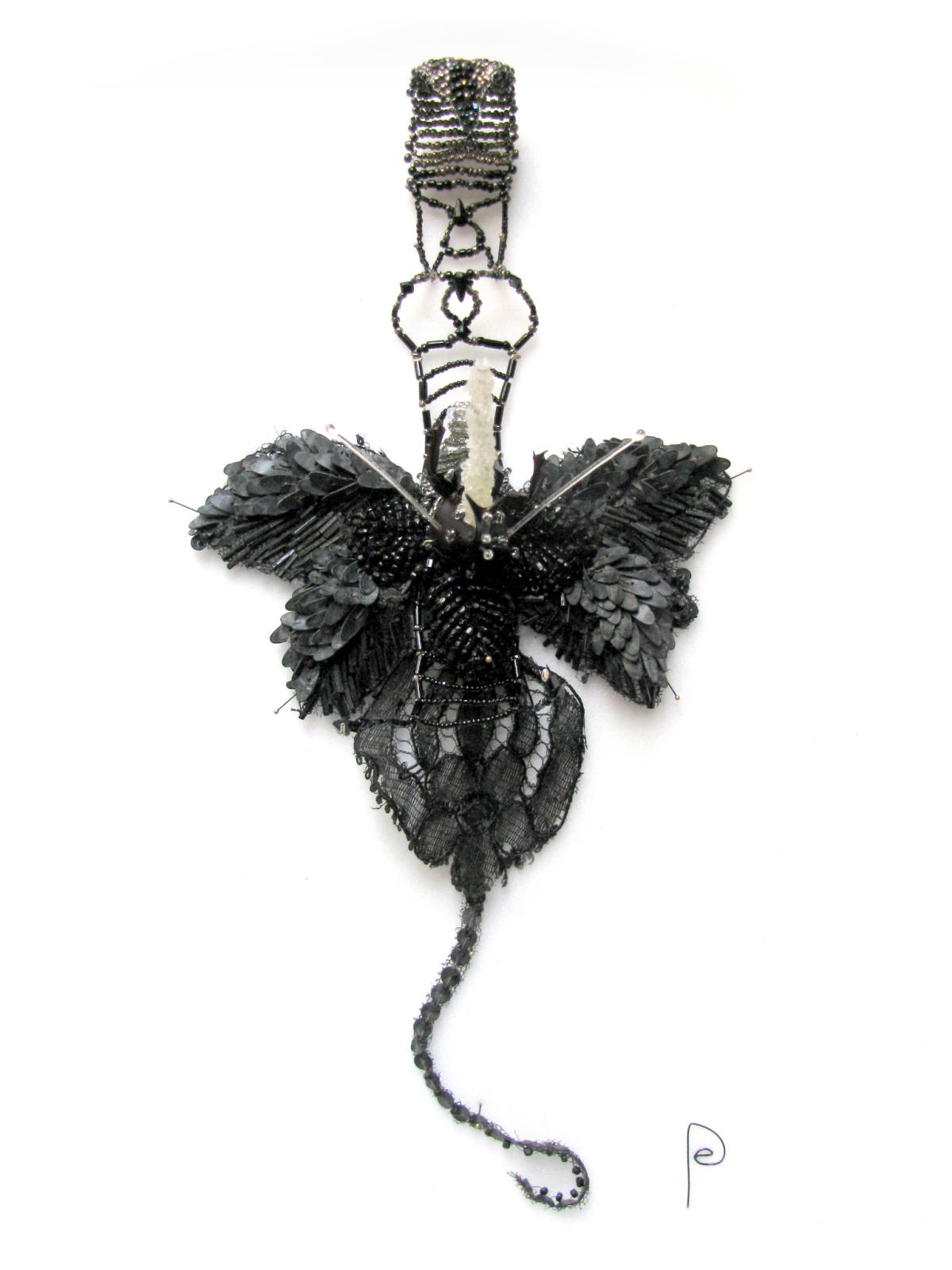 Scorpion, perles de jais et paillettes brodées et montées en résille sur fil de métal, 2015.  