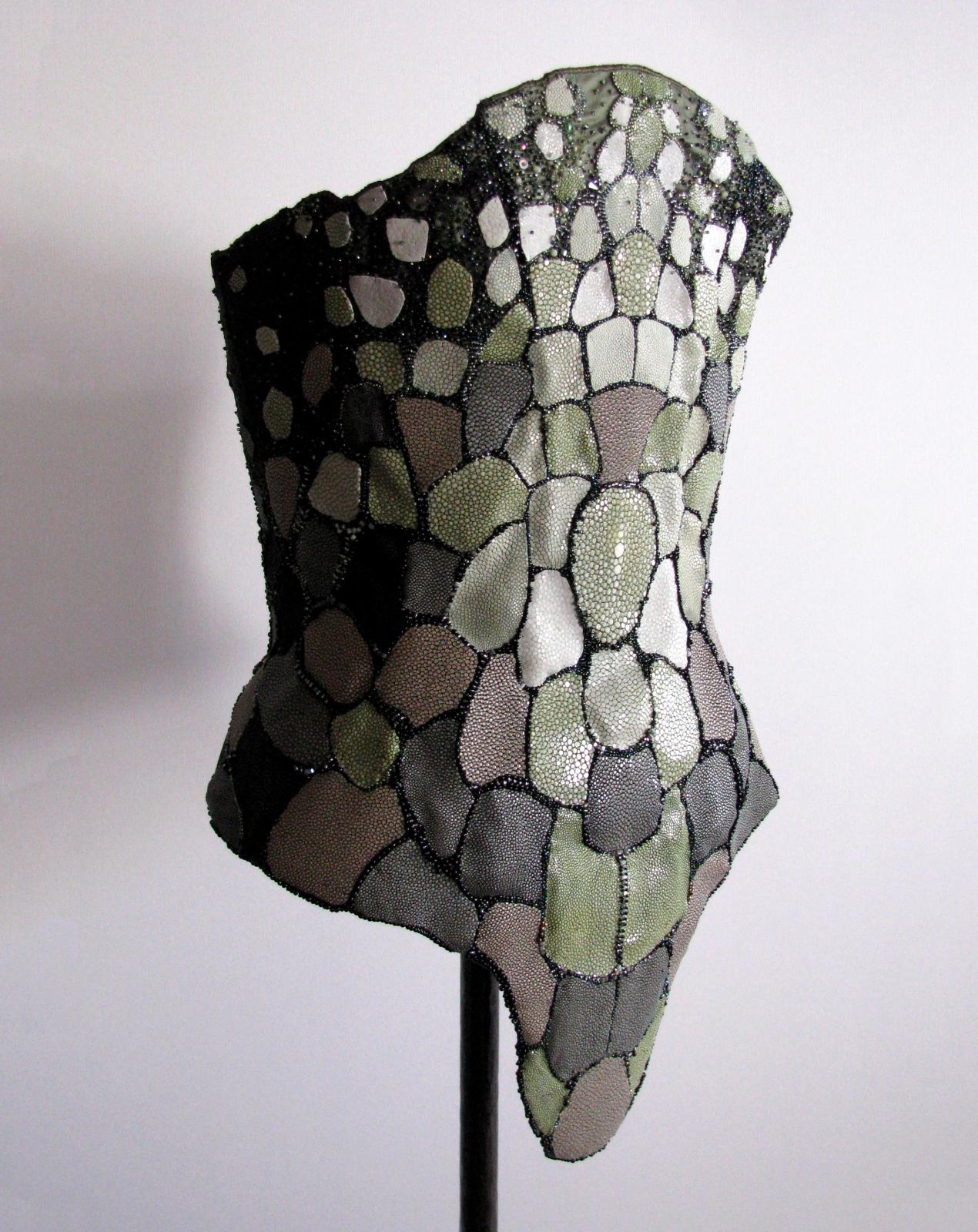 Corset femme Serpent, taffetas de soie, galuchat et perles de cristal Swarovski 2012. 