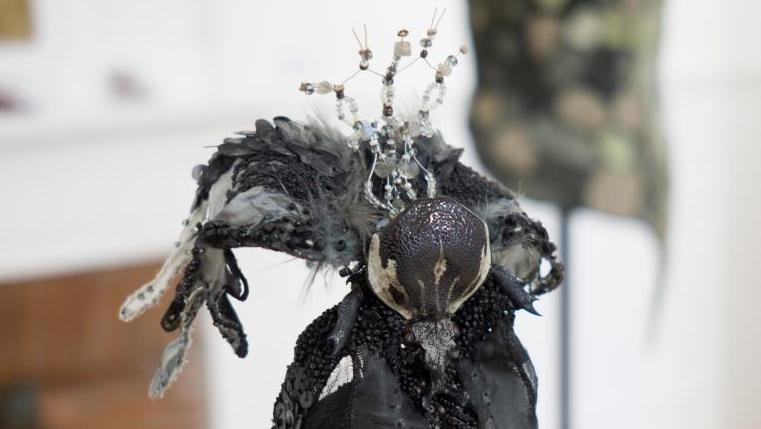 Orchidée noire, 2009, sculpture et broderie à l’aiguille, mousseline de soie, perles... Emmanuelle Dupont, illusionniste textile