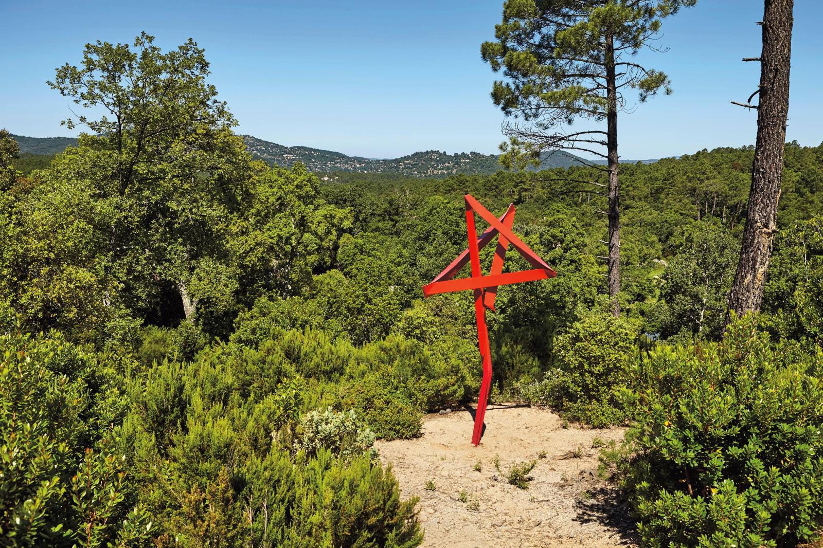 Red on Red, 2017, painted aluminum, unique work, 345 x 165 x 120 cm/135.8 x 65 x 47.2 in. Domaine du Muy, Galerie Mitterrand.Photo J.C. Le
