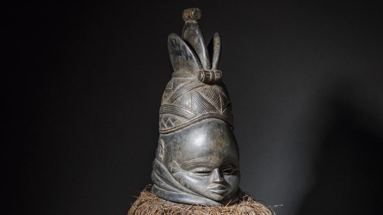 Sculpture sowei, début XXe siècle, bundu, bois, fibres végétales, h. totale, 95 cm.... Un Parcours des mondes tissé de récits