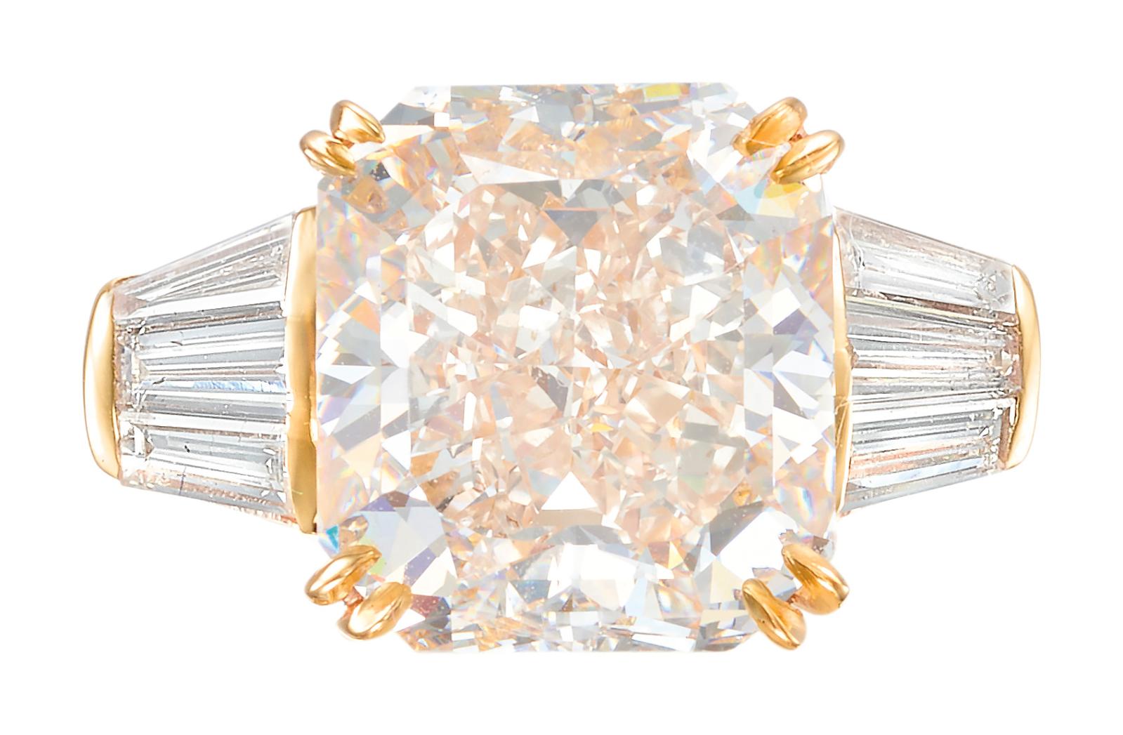 Le plus spectaculaire des bijoux proposés le mardi 16 août s’est révélé cette bague surmontée d’un diamant rose de 8,07 ct, qualifié de «V
