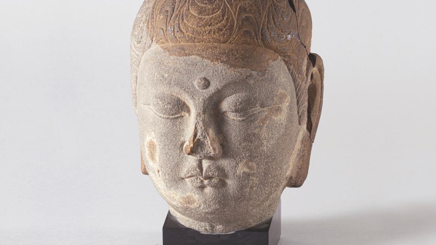 Chine, Tianlongshan, époque Tang (618-907). Tête de bouddha, grès gris, h. 30 cm.... Visage serein d’un bouddha de l’époque Tang 