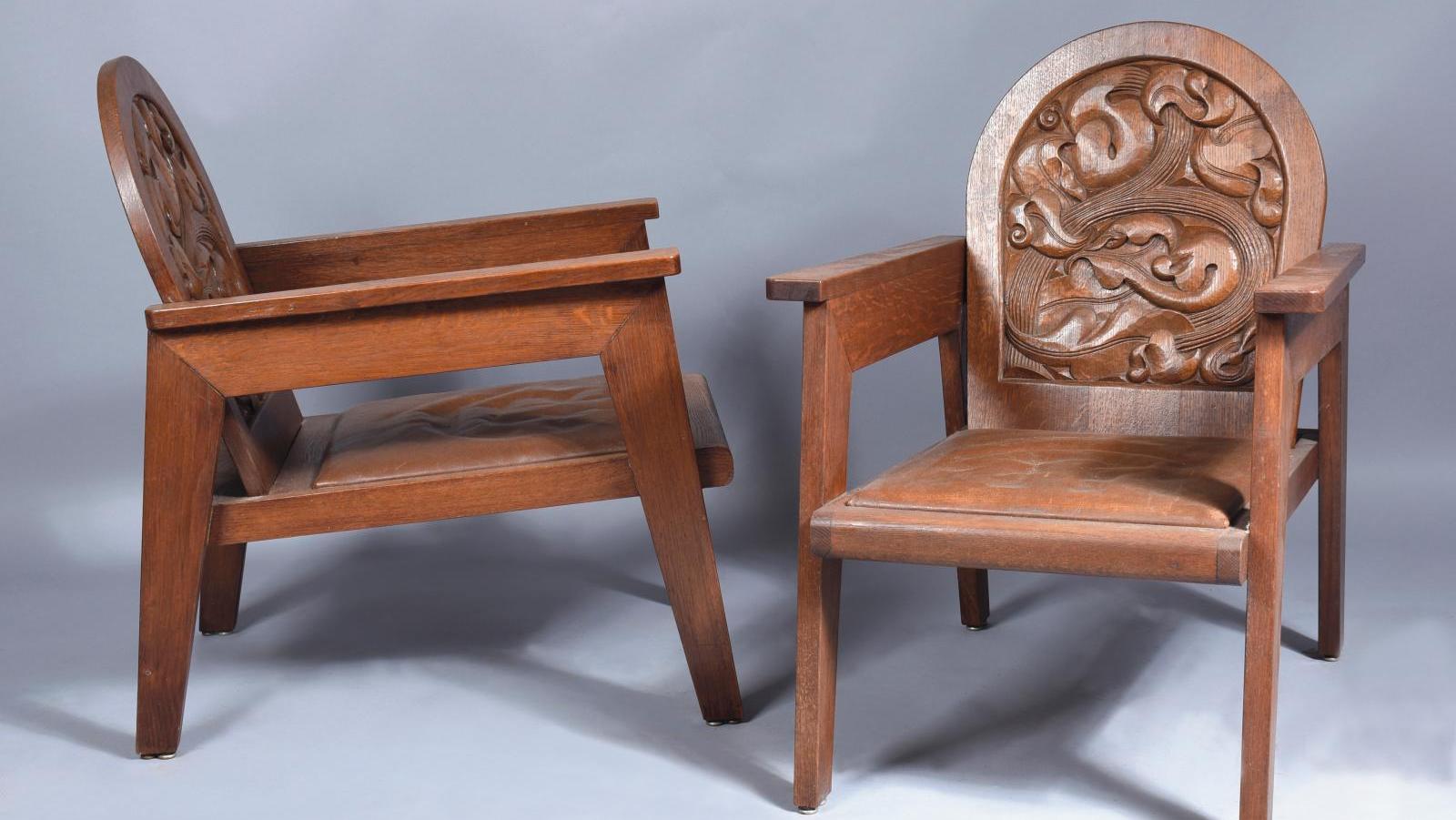 Joseph Savina (1901-1983), paire de fauteuils modernistes, 1958, chêne sculpté et... La Bretagne moderniste de Joseph Savina 