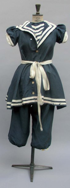 427 € Costume de bain de dame, fin du XIXe siècle, sergé de laine bleu orné d’applications de galon ivoire. Drouot, 4 décembre 2009. Briss