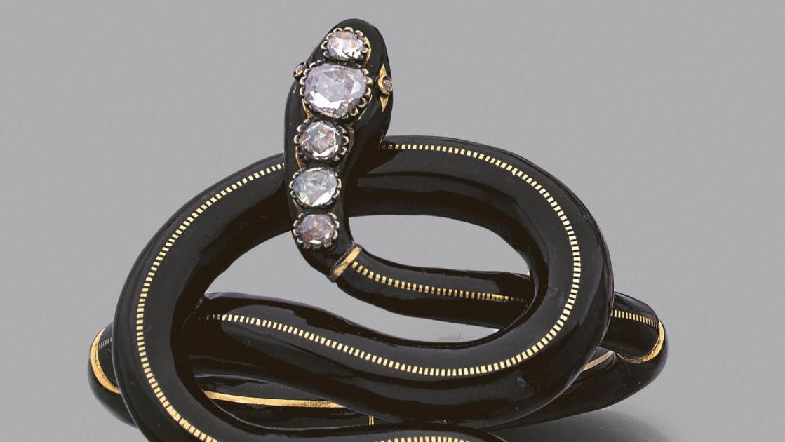 12 125 € Bracelet serpent en or entièrement émaillé noir, la tête sertie de diamants... Cote : les bijoux animaliers