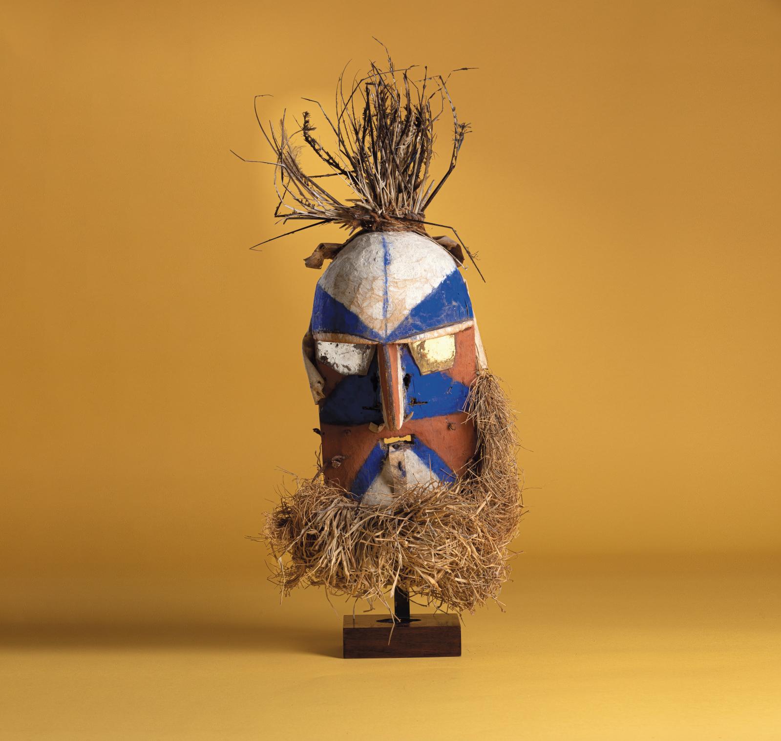 Obamba (Gabon), masque polychrome en bois, raphia, plumes de touraco, plaques de verre, h. 70 cm. Estimation : 2 500/3 500 €