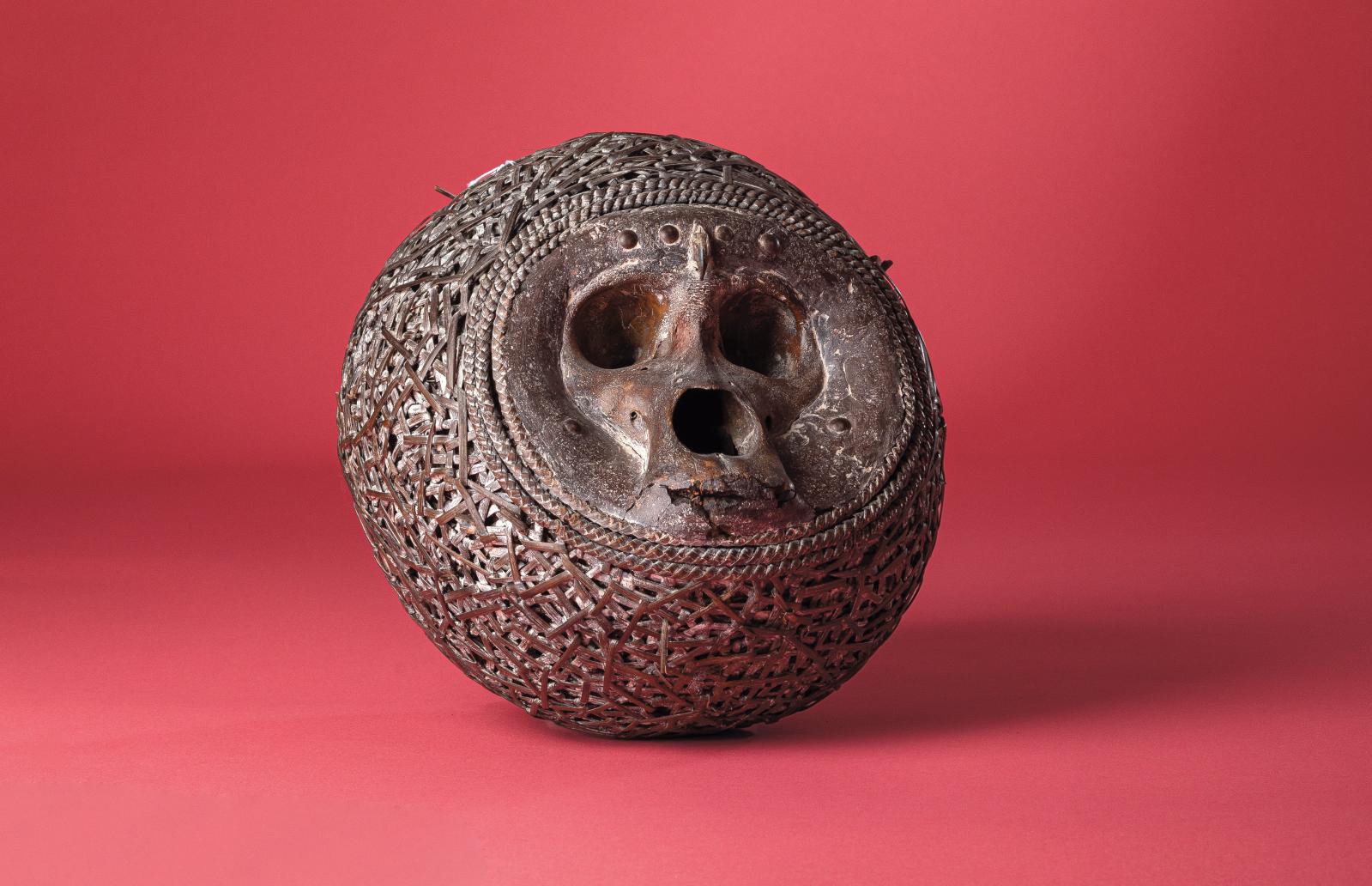 Vili (Congo), boule de justice en crâne de singe, vannerie, matériel fétiche, diam. 29 cm. Estimation : 200/300 €