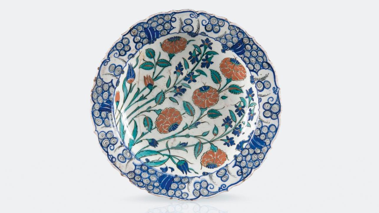 Empire ottoman, XVIe siècle. Plat en céramique d’Iznik, à décor floral, constitué... I comme Iznik