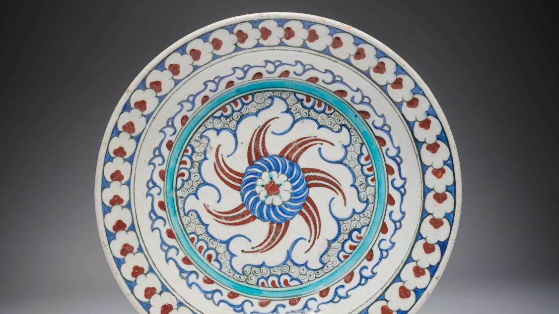 Plat d'Iznik, Turquie ottomane, vers 1585-1590. Laure Soustiel Le Parcours de la céramique et des arts du feu célèbre ses quinze ans d'existence