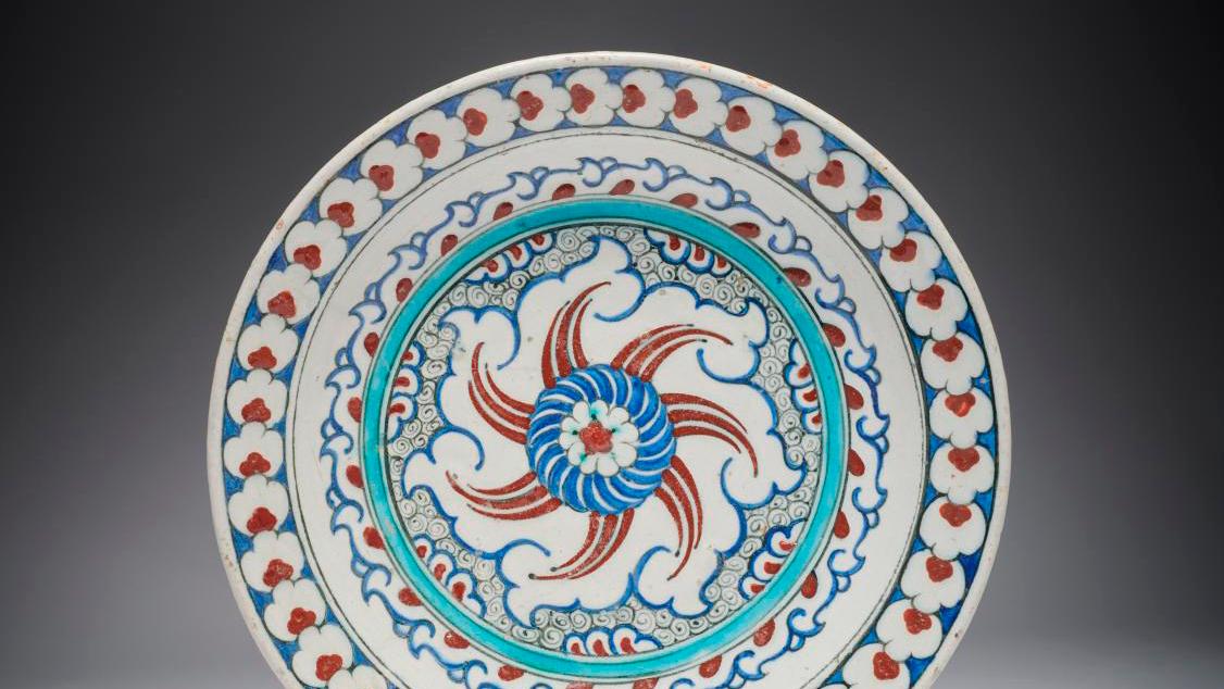 Iznik dish, Ottoman Turkey, c. 1585-1590.© Laure Soustiel The Parcours de la Céramique et des Arts du Feu Celebrates Its 15th Anniversary