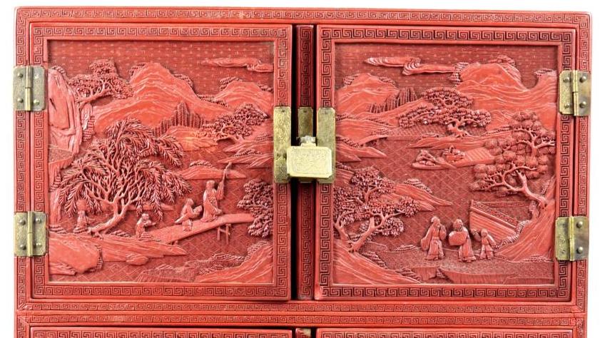 Chine, époque Qianlong (1736-1795), cabinet en laque rouge ouvrant par quatre portes... Laques rouges Qianlong