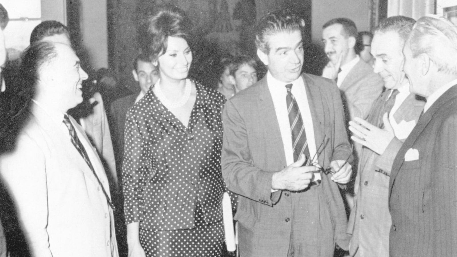 Sophia Loren à la BIAF, en 1961, entourée de Giuseppe et Mario Bellini.© Foto Locchi... La Biennale dell’Antiquatario di Firenz BIAF fait pour la 32e fois de Florence la capitale mondiale de l’art ancien italien
