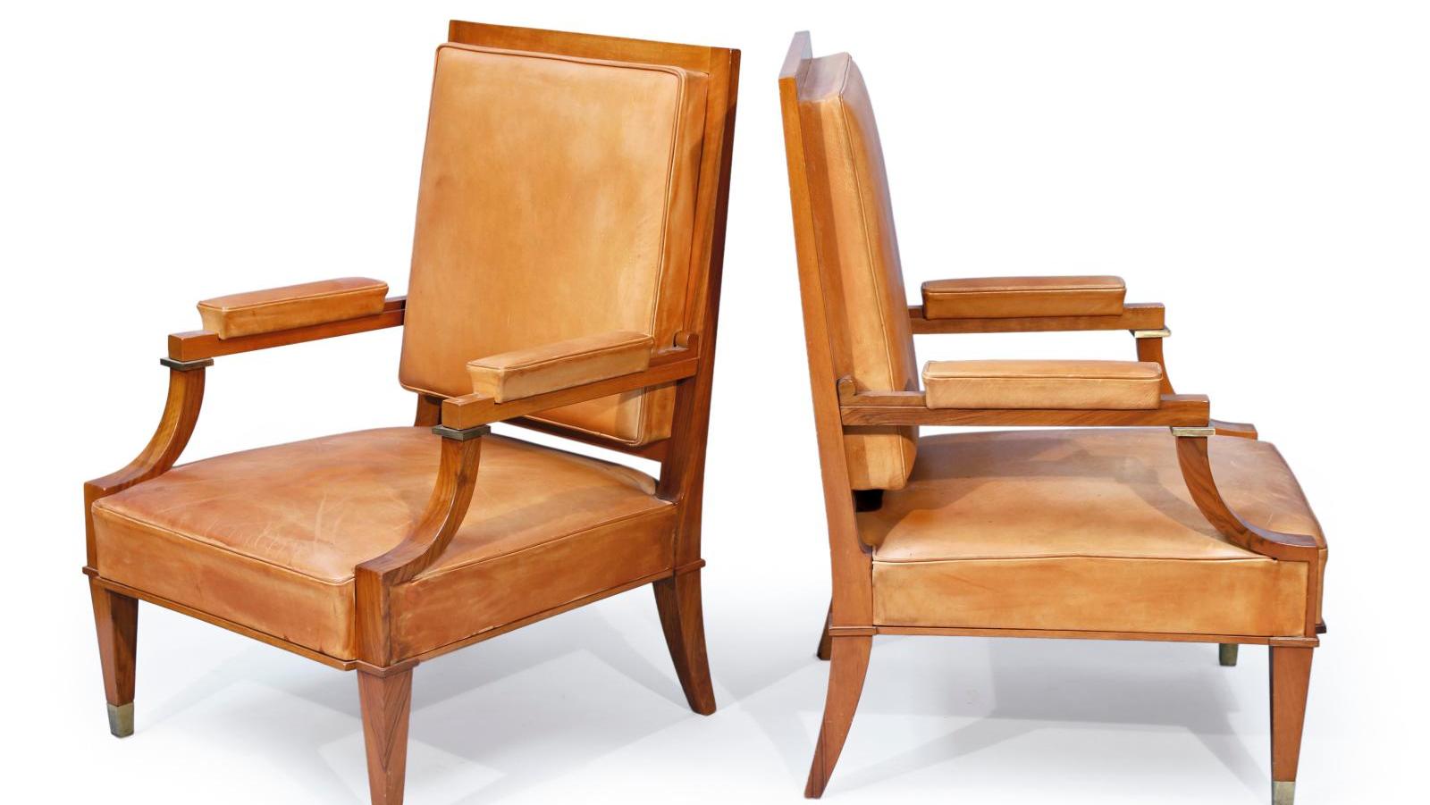 André Arbus (1903-1969), paire de fauteuils «à la reine», 1947, en noyer, accotoirs... Avec Arbus et Leleu, à l’heure des années 1940