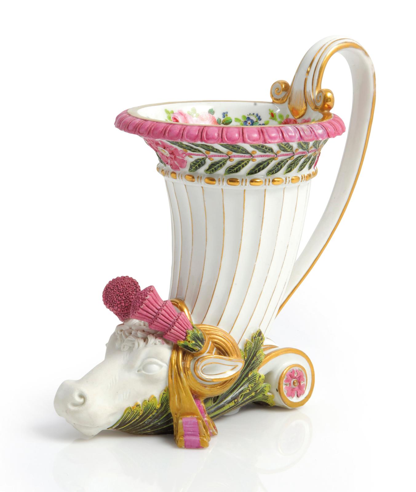 Manufacture de Sèvres, 1834, gobelet rhyton nommé «pot à crème» en porcelaine, de forme cornet à décor de tête de vache en biscuit, les co