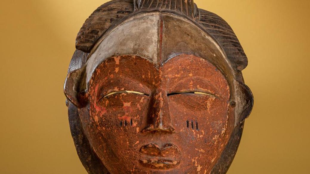 Masque balumbou (Gabon) en bois blanc, rouge et ocre, coiffure en coque, 28 x 25 6,5 cm. Estimation :... Collection Andrault : une passion africaine